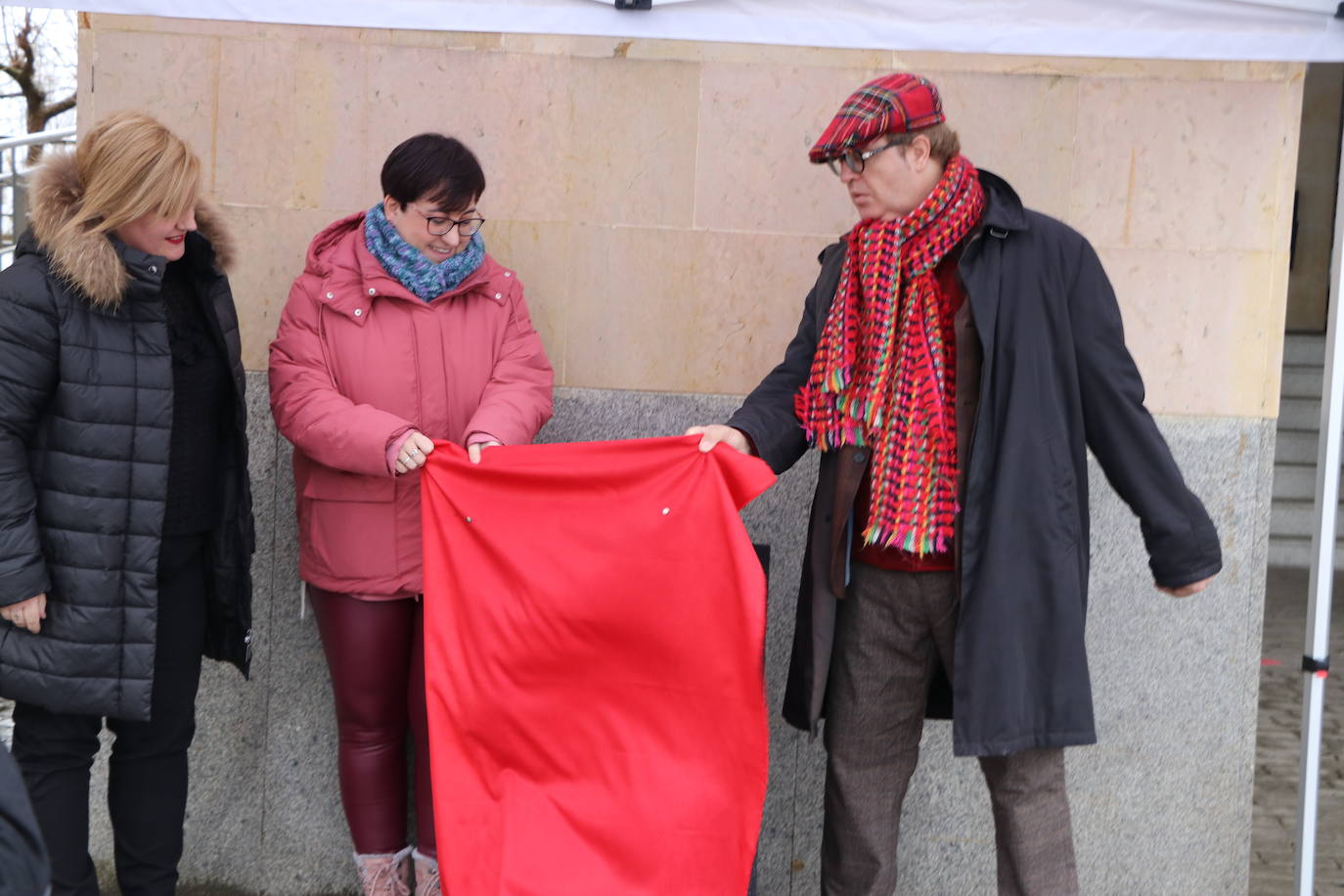 San Andrés descubre un monolito frente al Ayuntamiento en recuerdo de las víctimas de la covid-19.