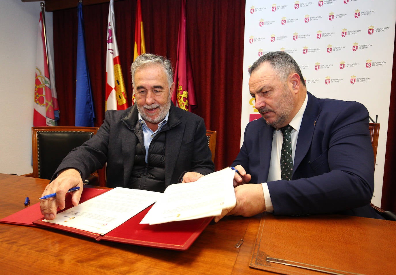 El presidente de la Diputación de León, Eduardo Morán (D), y su homólogo de la Sociedad Deportiva Ponferradina, José Fernández Nieto (I), durante la firma del convenio de colaboración con motivo del centenario del club