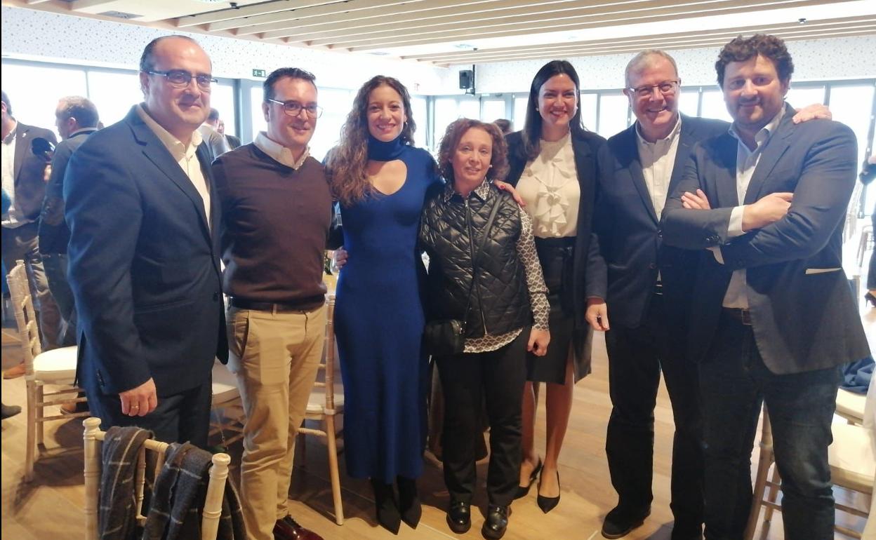 Ester Muñoz acompañada de parte de su nuevo equipo en el comité ejecutivo durante la cena de Navidad del PP de León.