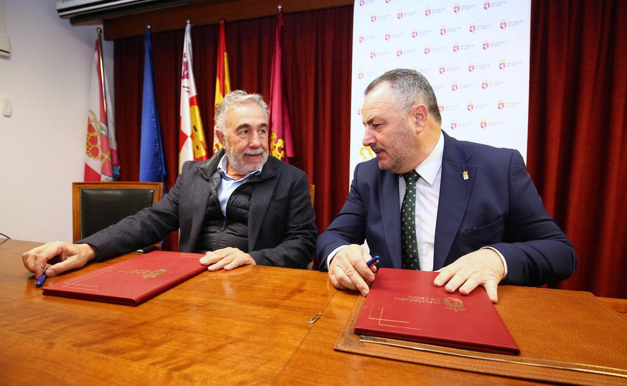 El presidente de la Diputación de León, Eduardo Morán (D), y su homólogo de la Sociedad Deportiva Ponferradina, José Fernández Nieto (I), durante la firma del convenio de colaboración con motivo del centenario del club