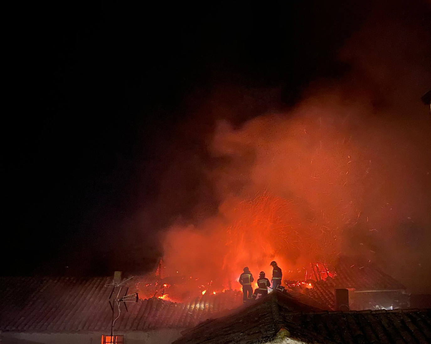 Los bomberos de León intervienen en un fuego en la techumbre de un edificio en la localidad leonesa de Villamañán.