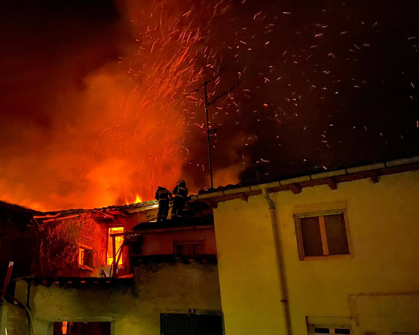 Los bomberos de León intervienen en un fuego en la techumbre de un edificio en la localidad leonesa de Villamañán.