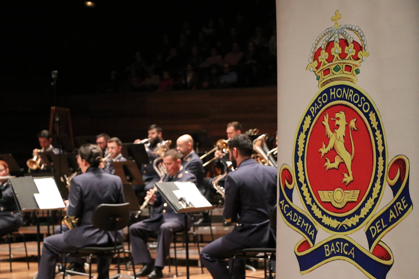 La unidad de música de la Academia Básica del Aire ubicada en La Virgen del Camino celebra su tradicional concierto navideño para dar la bienvenida con notas 'de altura' al nuevo año