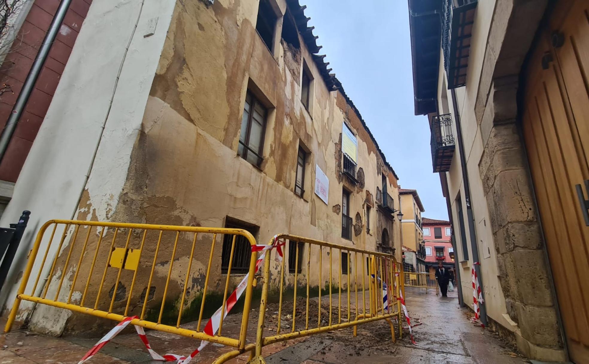 Un desconchón en la casona de Dámaso Merino alerta una vez más de la situación de riesgo que se vive en esta calle por la que sigue transitando gente.