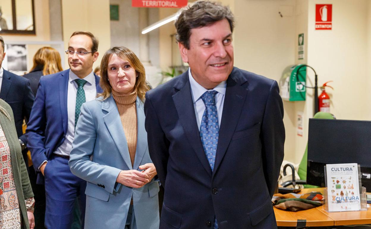 El consejero de Economía y Hacienda y portavoz, Carlos Fernández Carriedo, y la consejera de Educación, Rocío Lucas, participan en la entrega de los XXI Premios de Estadística de Castilla y León.