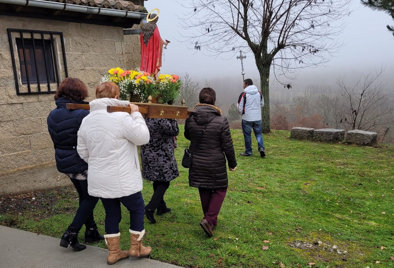 Una veintena de vecinos de la localidad de La Flecha de Torío cumplen con la tradición de honrar a la patrona y procesionar junto a la ermita de la localidad. 