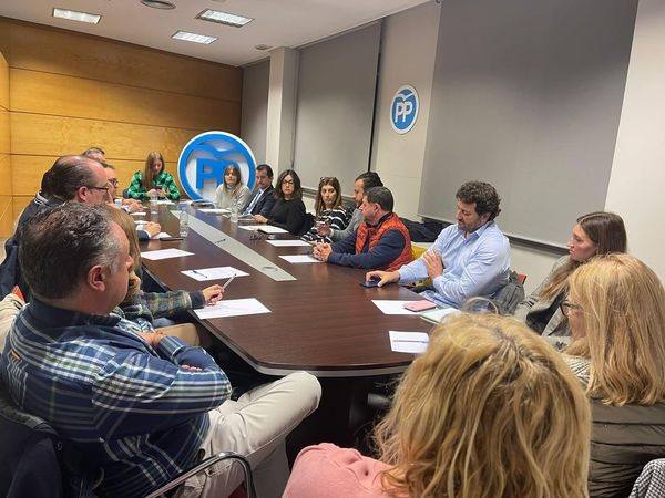 Muñoz presenta sus líneas de acción en la primera reunión del nuevo comité de dirección del PP.