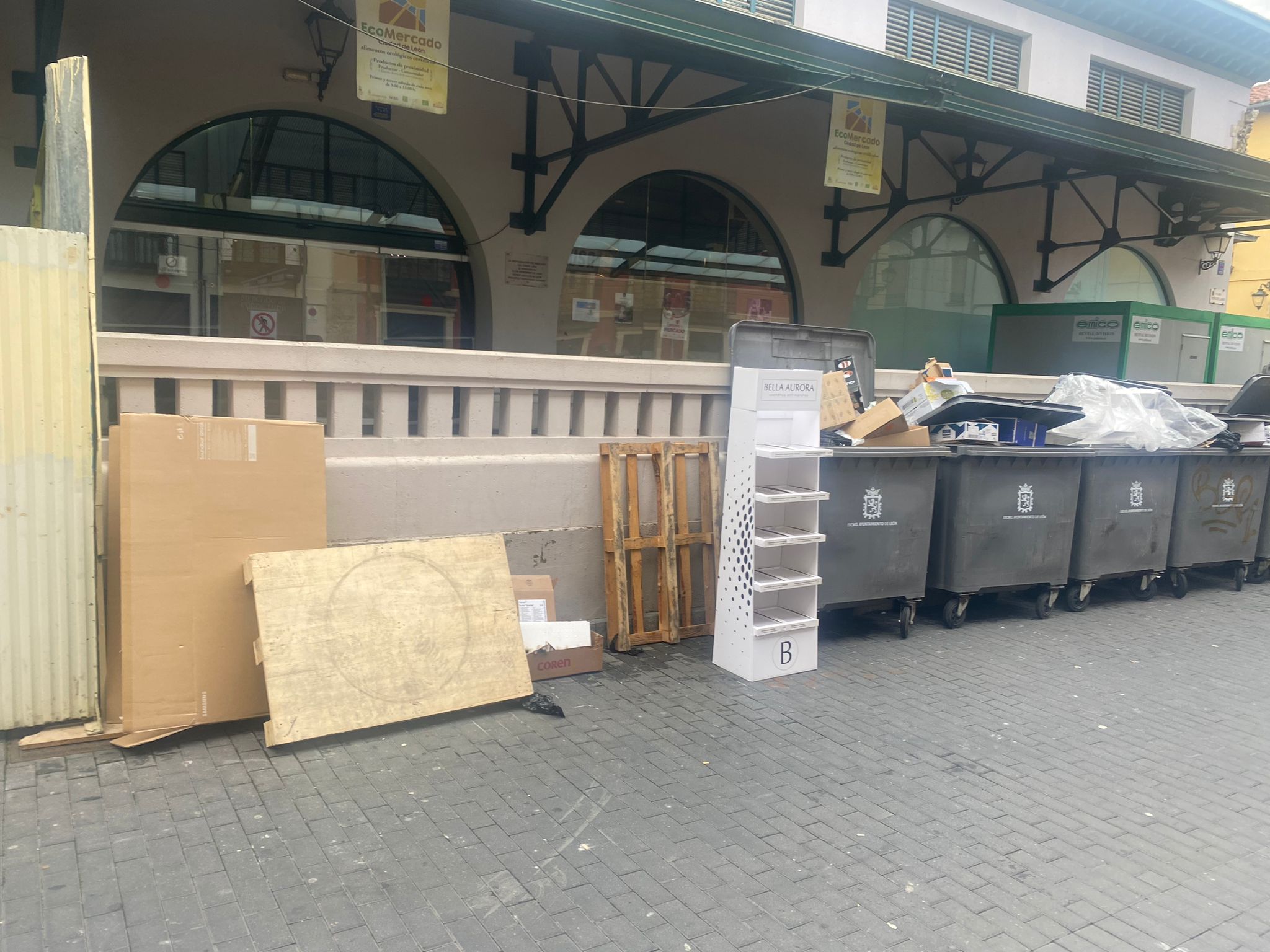 Los vecinos del Conde Luna piden que se mejore la ubicación de contenedores y la recogida de basura en la zona. Aseguran que las obras en el área del mercado, unida a los problemas de recogida de residuos para los comerciantes y hosteleros, provoca situaciones de insalubridad. 