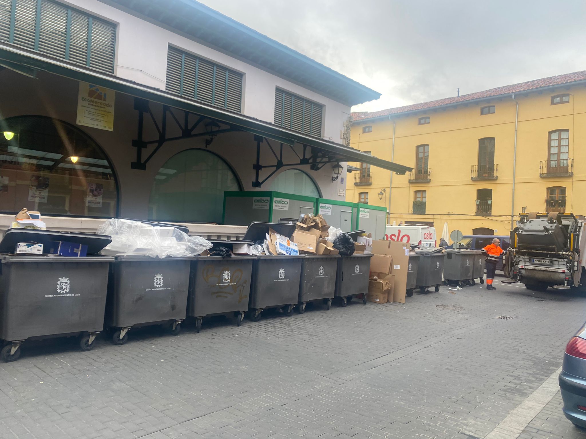 Los vecinos del Conde Luna piden que se mejore la ubicación de contenedores y la recogida de basura en la zona. Aseguran que las obras en el área del mercado, unida a los problemas de recogida de residuos para los comerciantes y hosteleros, provoca situaciones de insalubridad. 