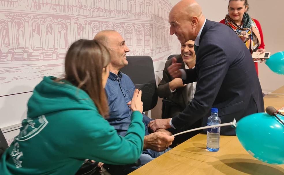 El alcalde de León presenta en rueda de prensa la iniciativa solidaria de la XXV San Silvestre Popular.