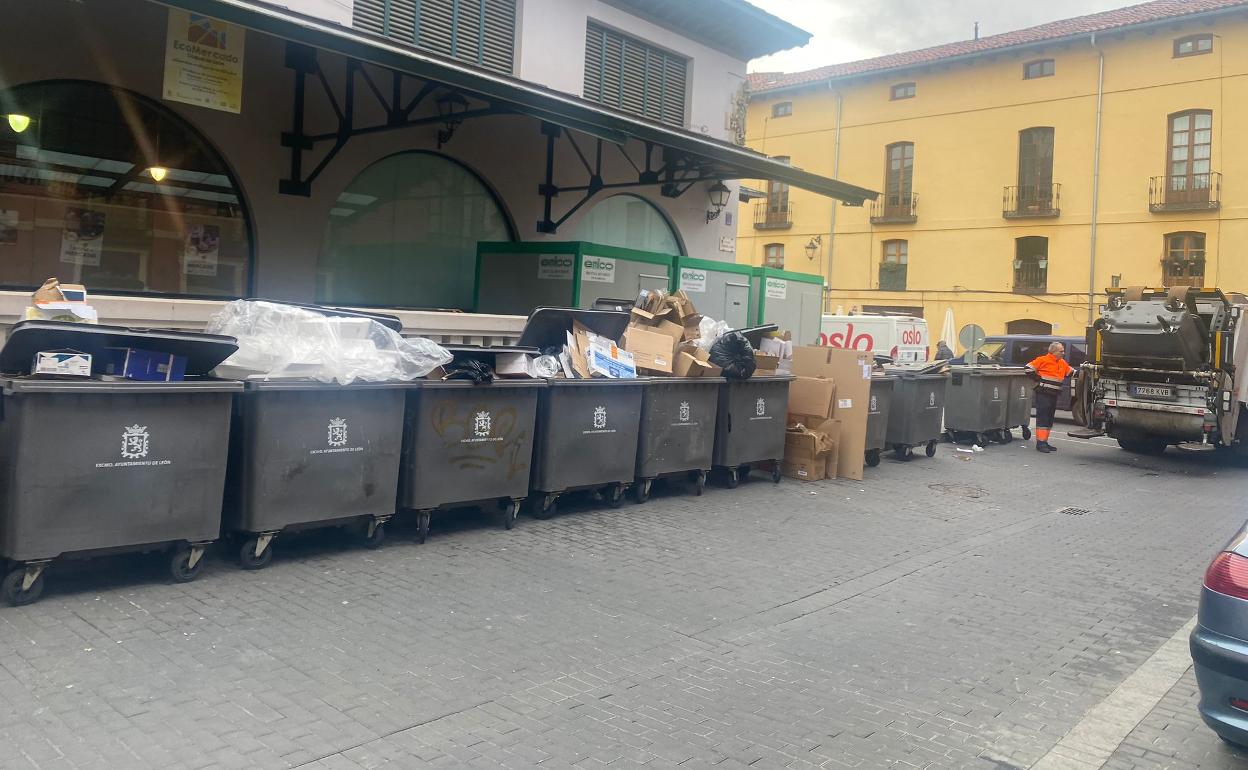 Imagen de los contenedores de residuos sólidos en la Plaza del Conde Luna. 