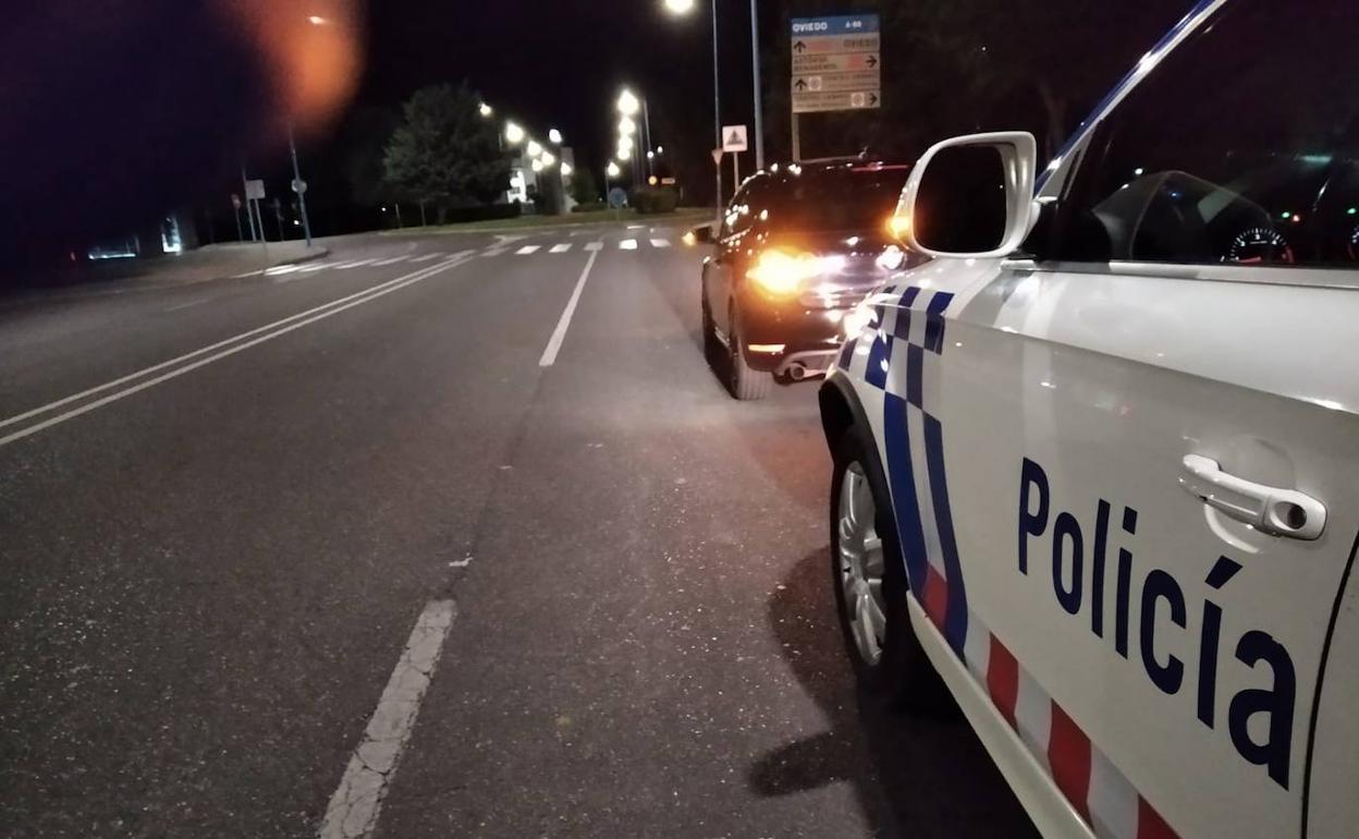 Los agentes tuvieron que recibir asistencia hospitalaria debido a los golpes recibidos.