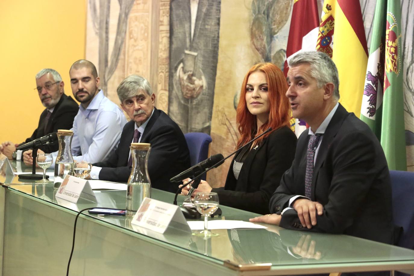 Los astronautas Pablo Álvarez Fernández y Sara García Alonso, recientemente seleccionados por la Agencia Espacial Europea para formar parte de su equipo, regresan a la Universidad de León. 