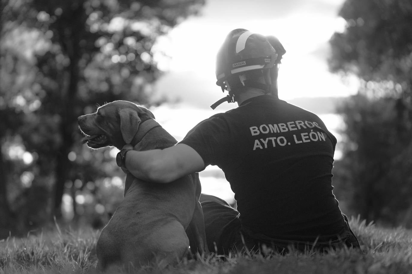 Los bomberos de la capital lanzan un calendario a beneficio de la Asociación Protectora de Animales y Plantas de León. Los profesionales del servicio de extinción de incendios pretenden concienciar sobre la necesidad de cuidar a los animales. 