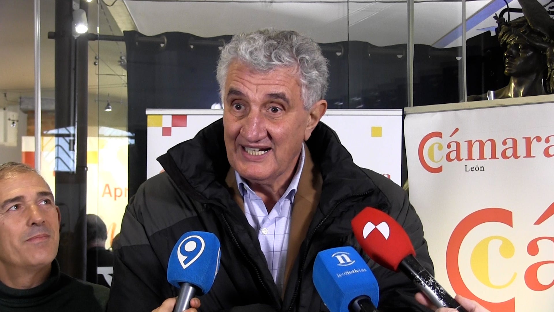 El exjugador de baloncesto participa en una charla coloquio organizada por la Cámara de Comercio en Botines.