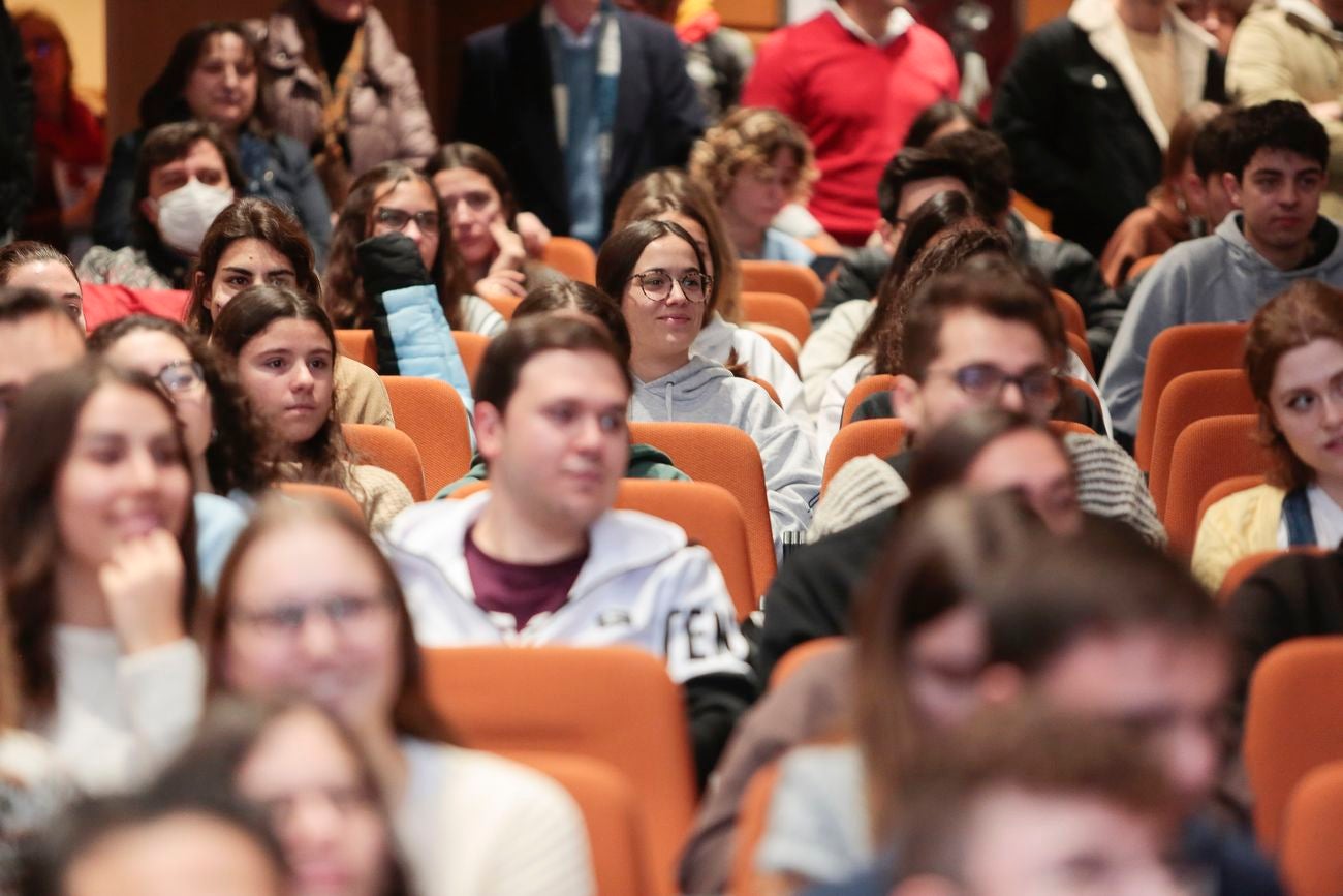 Los astronautas Pablo Álvarez Fernández y Sara García Alonso, recientemente seleccionados por la Agencia Espacial Europea para formar parte de su equipo, regresan a la Universidad de León. 