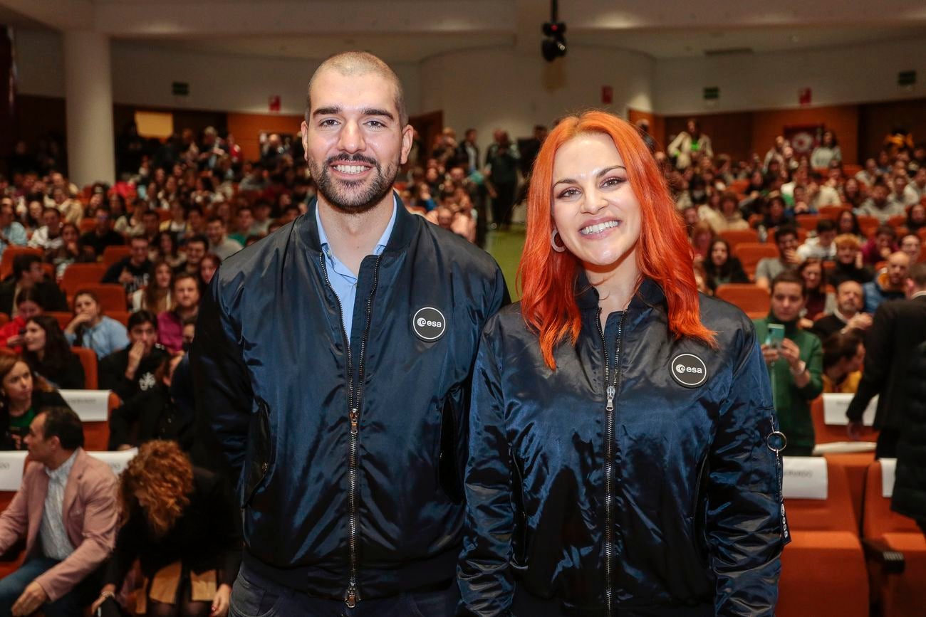 Los astronautas Pablo Álvarez Fernández y Sara García Alonso, recientemente seleccionados por la Agencia Espacial Europea para formar parte de su equipo, regresan a la Universidad de León. 