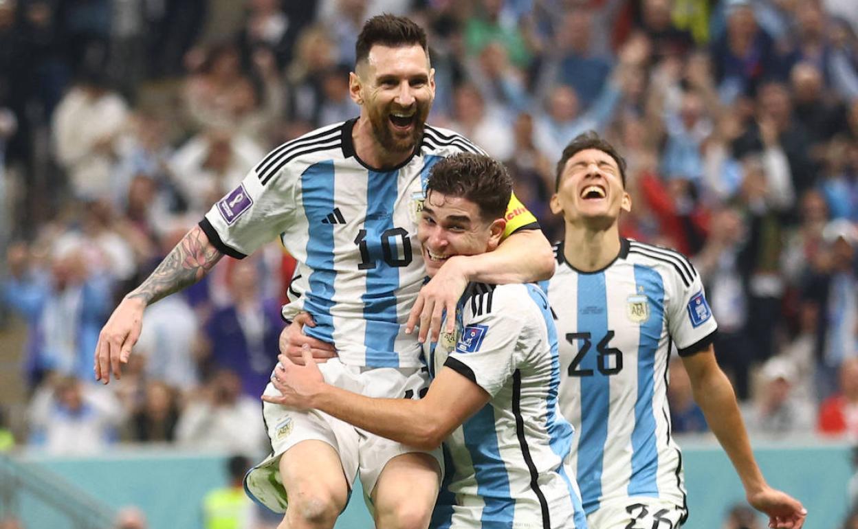 Messi y Julián Álvarez celebran uno de los goles ante Croacia.