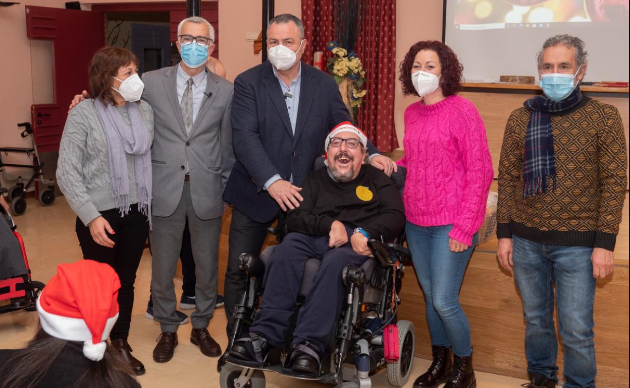 El presidente de la Dipitación, Eduardo Morán, visitó el centro asistencial NUestra Señora del Valle de La Bañeza.