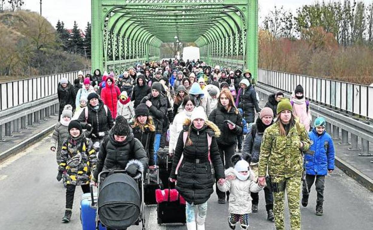 Millones de ucranianos, la mayoría mujeres y niños, han huido de su país por la guerra. 