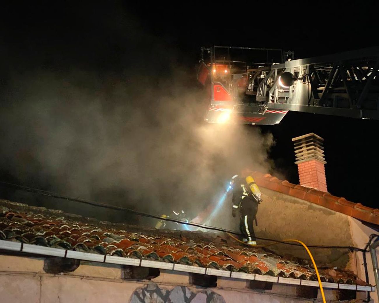 La rápida actuación de vecinos y Bomberos evita que se calcine una vivienda de Palazuelo de Órbigo. El fuego se declaró pasadas las 2:30 horas de la madrugada y la intervención de vecinos y Bomberos León evitó que alcanzara a las viviendas más próximas. 