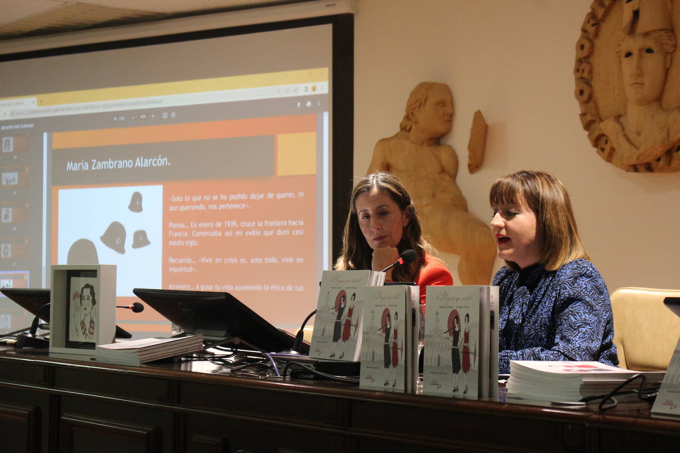 Las leonesas Margarita Cueto y Nuria Sánchez durante la presentación de su obra ¡Mujeres que cuentan! 