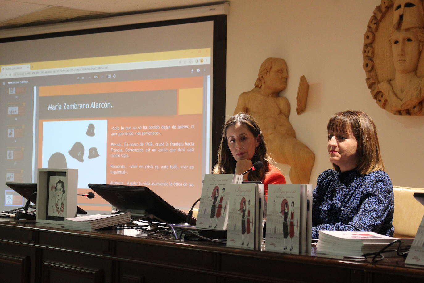 Las leonesas Margarita Cueto y Nuria Sánchez durante la presentación de su obra ¡Mujeres que cuentan! 