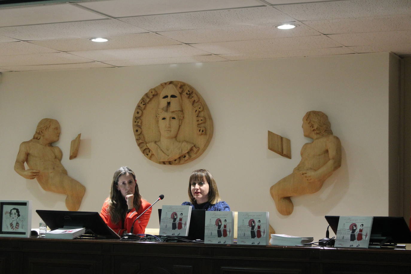 Las leonesas Margarita Cueto y Nuria Sánchez durante la presentación de su obra ¡Mujeres que cuentan! 