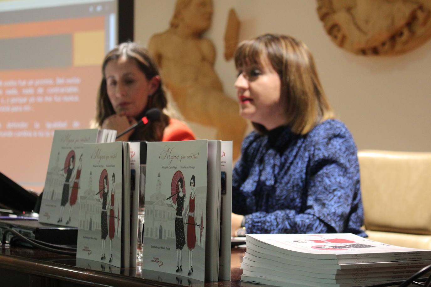 Las leonesas Margarita Cueto y Nuria Sánchez durante la presentación de su obra ¡Mujeres que cuentan! 