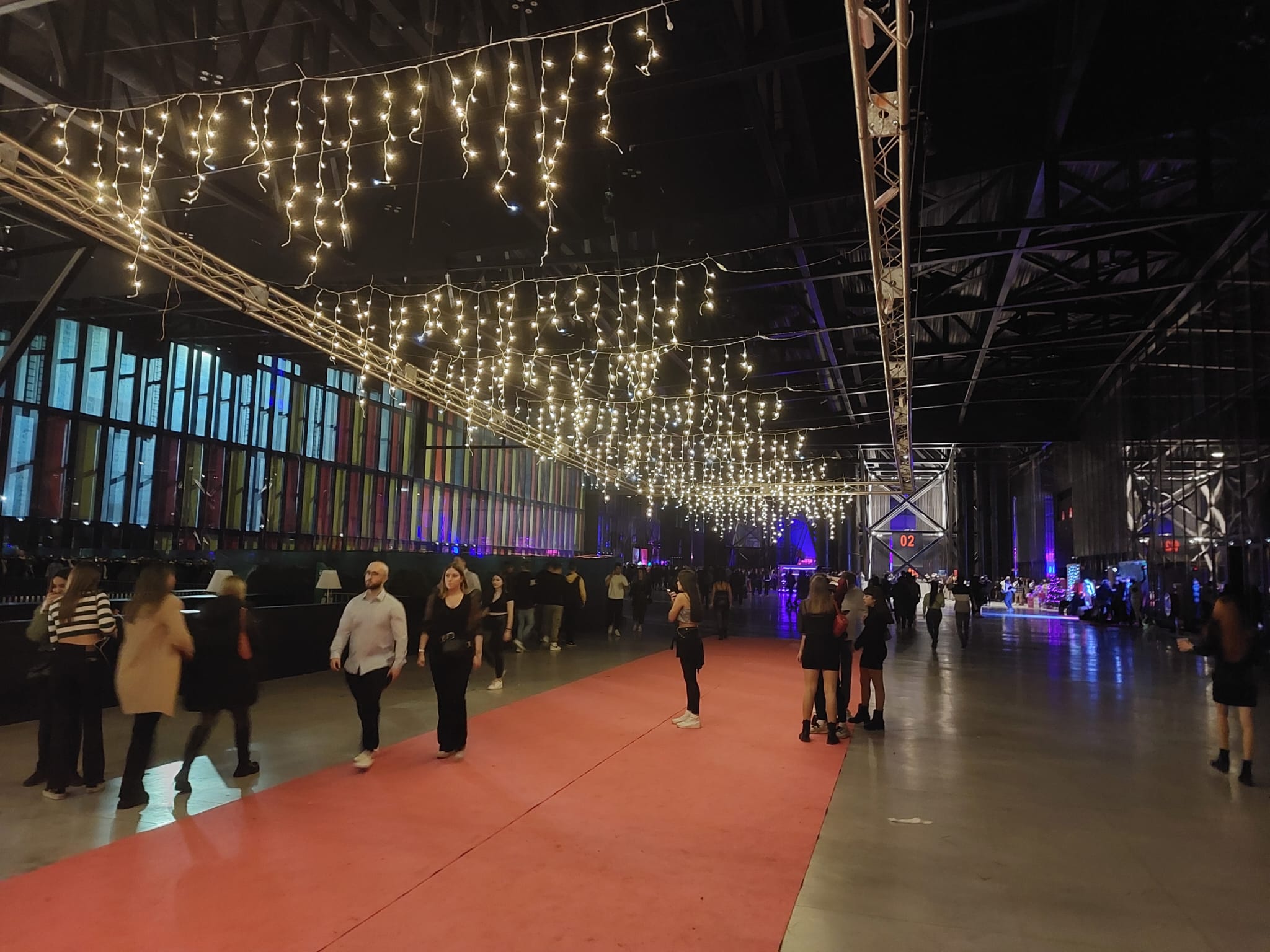 El Palacio de Exposiciones acoge este festival con centenares de jóvenes suscitados por la incertidumbre de conocer qué artistas actúan.