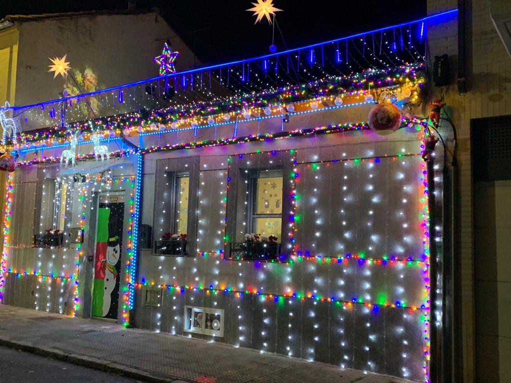 Un vecino de este barrio leonés ha decorado con miles de luces la fachada de su casa convirtiéndose en una atracción más de estas Navidades