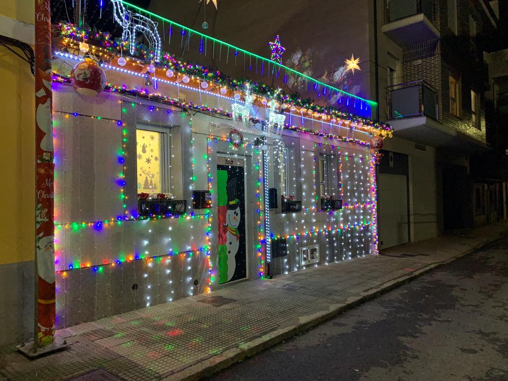 Un vecino de este barrio leonés ha decorado con miles de luces la fachada de su casa convirtiéndose en una atracción más de estas Navidades
