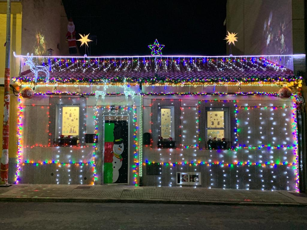 Un vecino de este barrio leonés ha decorado con miles de luces la fachada de su casa convirtiéndose en una atracción más de estas Navidades