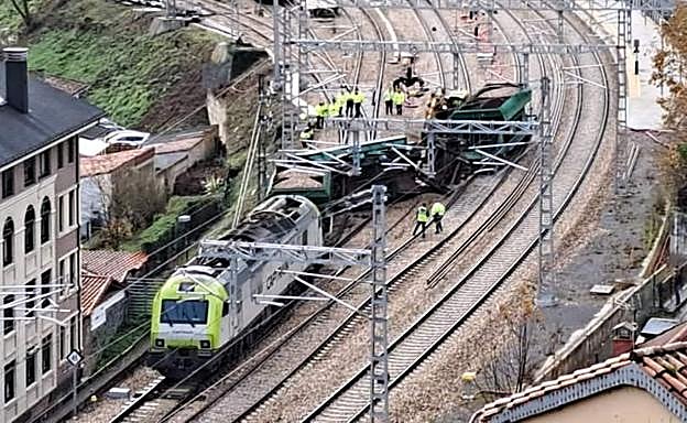 Imagen de las tolvas tras descarrilar el tren. 