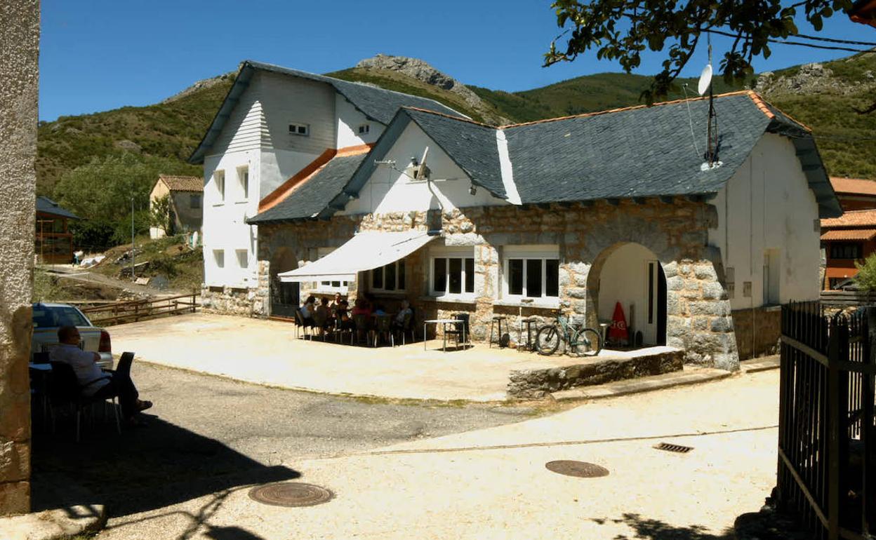 Imagen del bar de Tolibia de Arriba, que volvió este verano a abrir sus puertas. 