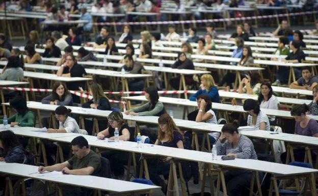 La Junta convocará en los próximos dos años las oposiciones del Cuerpo de Maestros y de Secundaria y otros cuerpos.