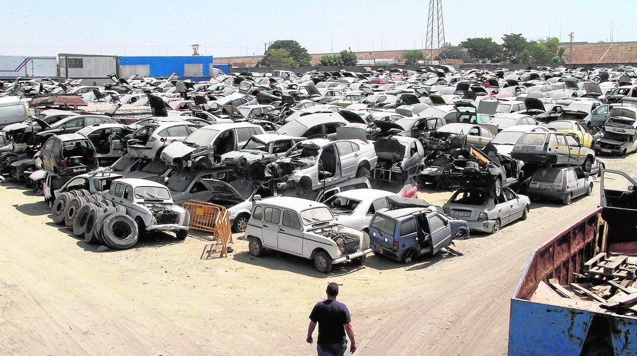 Coches en un desguace