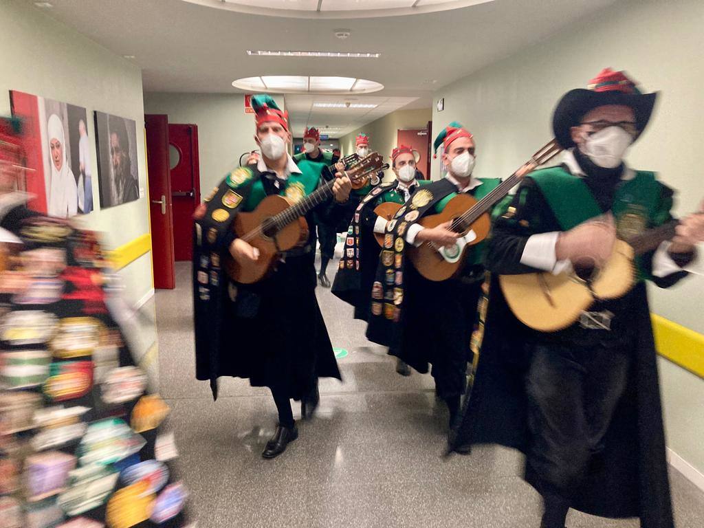 La Tuna de la ULE ronda y lleva sus presentes a los niños ingresados en el Hospital Universitario de León.