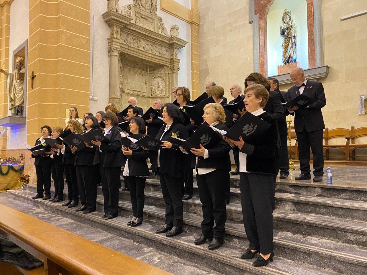 Valencia de Don Juan inauguró este viernes su nuevo y ampliado nacimiento situado en la plaza Santo Domingo, con el Castillo como telón de fondo, con un recital de villancicos