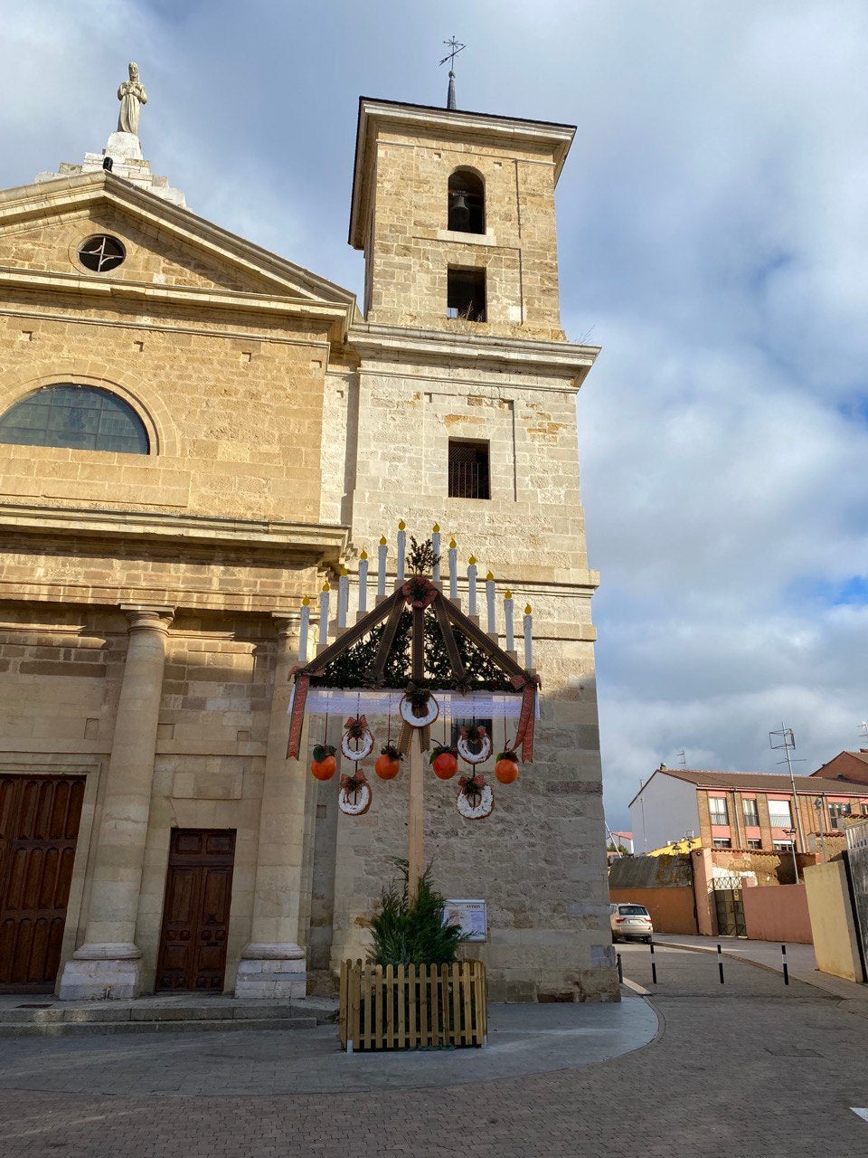 Valencia de Don Juan inauguró este viernes su nuevo y ampliado nacimiento situado en la plaza Santo Domingo, con el Castillo como telón de fondo, con un recital de villancicos