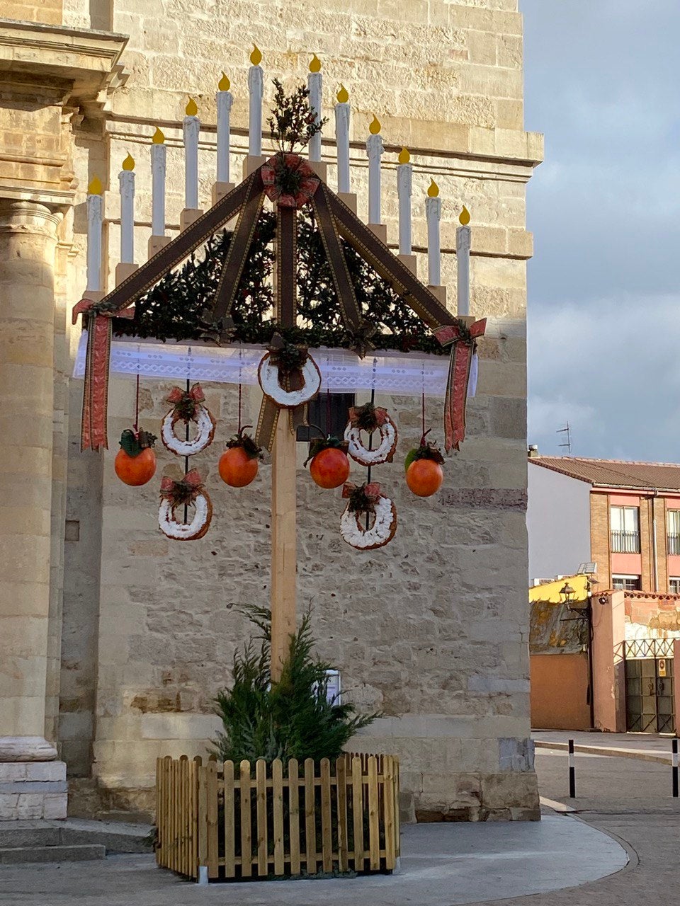 Valencia de Don Juan inauguró este viernes su nuevo y ampliado nacimiento situado en la plaza Santo Domingo, con el Castillo como telón de fondo, con un recital de villancicos