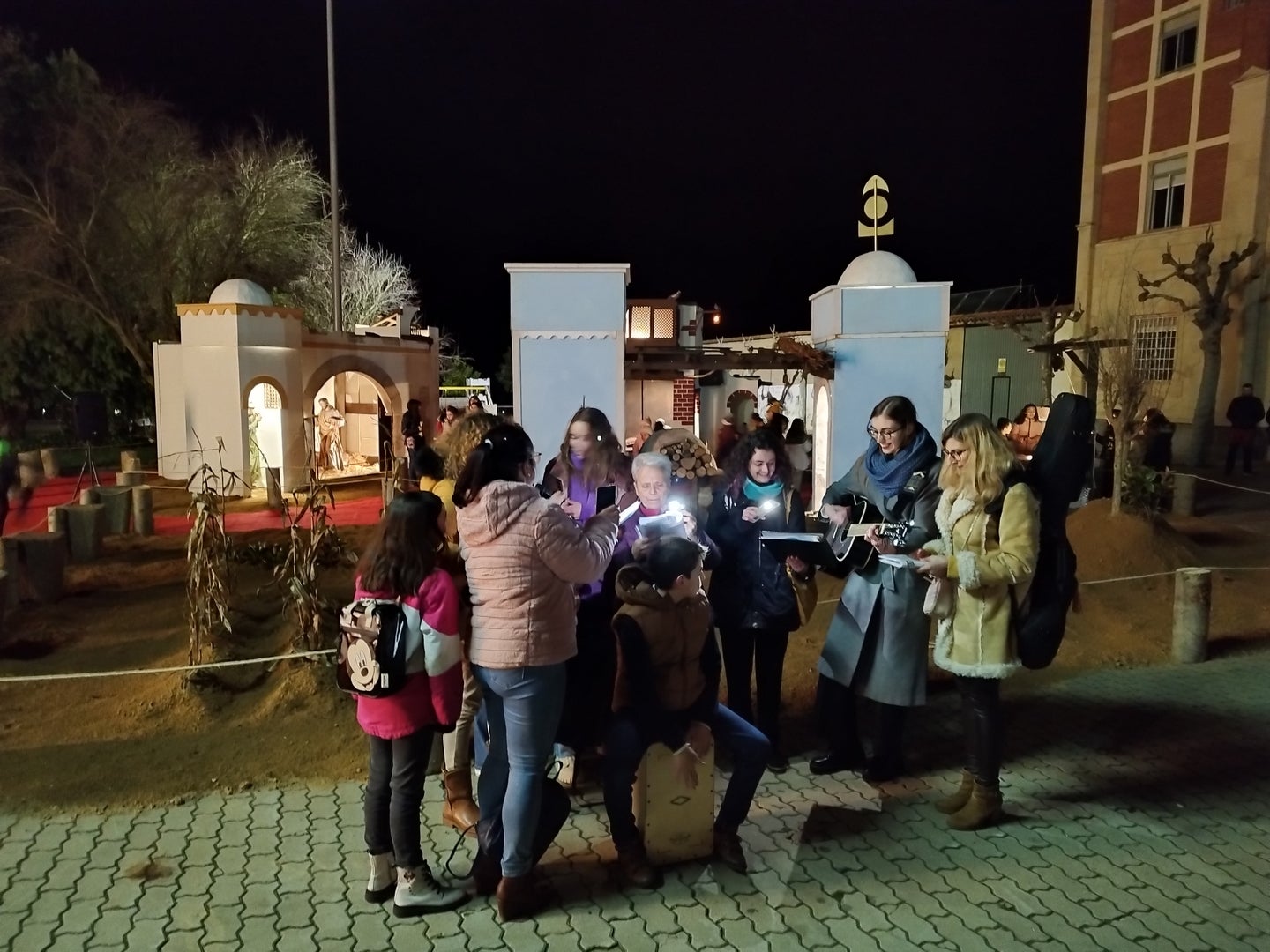 Valencia de Don Juan inauguró este viernes su nuevo y ampliado nacimiento situado en la plaza Santo Domingo, con el Castillo como telón de fondo, con un recital de villancicos