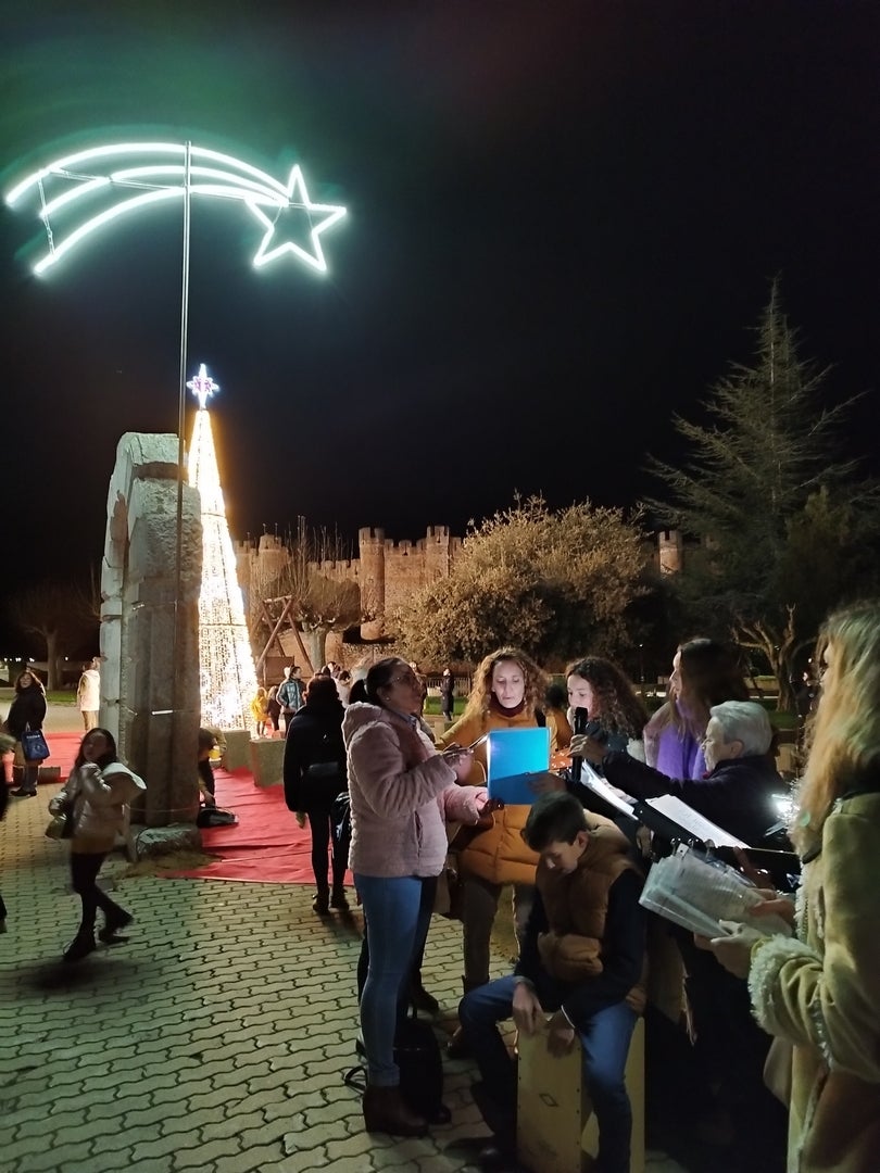 Valencia de Don Juan inauguró este viernes su nuevo y ampliado nacimiento situado en la plaza Santo Domingo, con el Castillo como telón de fondo, con un recital de villancicos