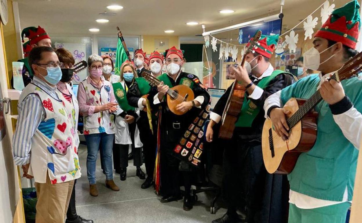 La tuna de la ULE ronda a los niños ingresados en el Complejo Asistencial Universitario de León.