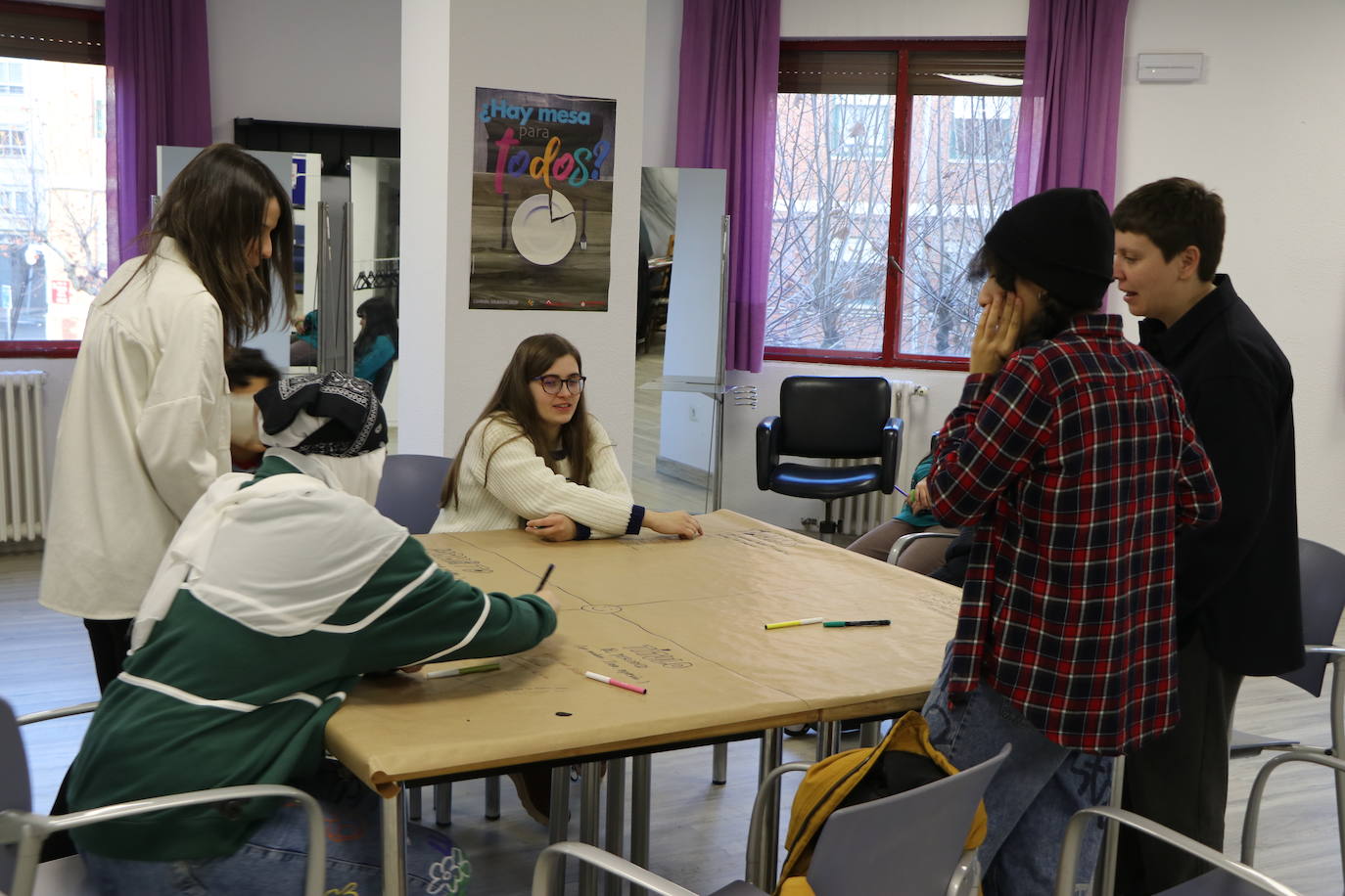 Cada lunes un heterogéneo grupo de adolescentes leoneses se reúne en torno al arte y la creatividad en un taller que busca la expresión «de lo que cada uno lleva dentro» | Espacio Mestizo nació dentro de la Fundación Juan Soñador para trabajar con menores en riesgo de exclusión social y mostrar la riqueza cultural y étnica que convive en la ciudad. 