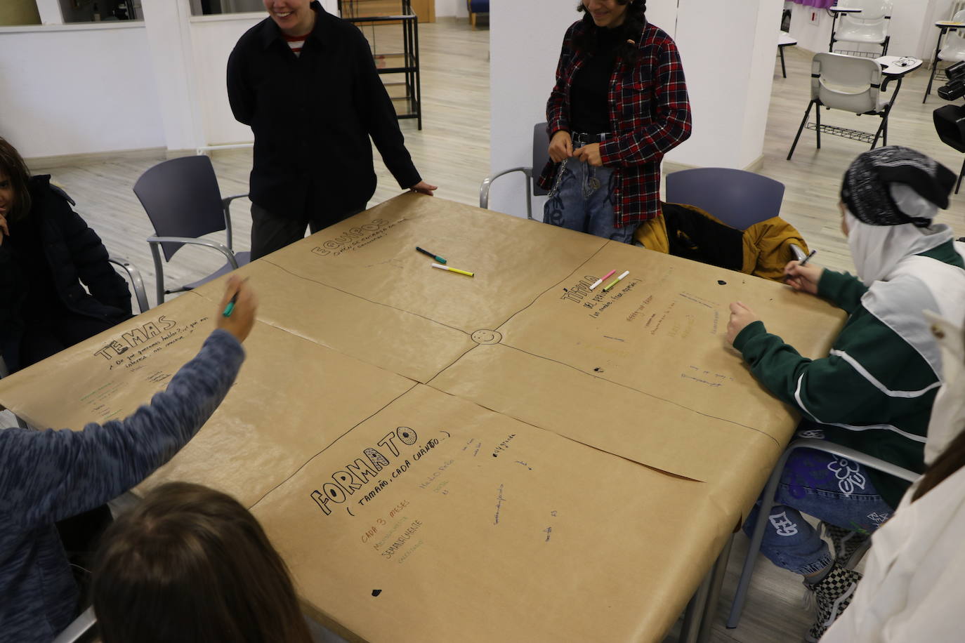 Cada lunes un heterogéneo grupo de adolescentes leoneses se reúne en torno al arte y la creatividad en un taller que busca la expresión «de lo que cada uno lleva dentro» | Espacio Mestizo nació dentro de la Fundación Juan Soñador para trabajar con menores en riesgo de exclusión social y mostrar la riqueza cultural y étnica que convive en la ciudad. 