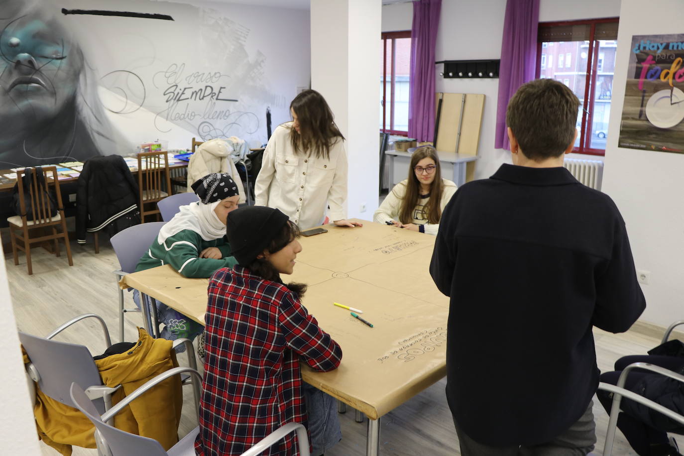 Cada lunes un heterogéneo grupo de adolescentes leoneses se reúne en torno al arte y la creatividad en un taller que busca la expresión «de lo que cada uno lleva dentro» | Espacio Mestizo nació dentro de la Fundación Juan Soñador para trabajar con menores en riesgo de exclusión social y mostrar la riqueza cultural y étnica que convive en la ciudad. 