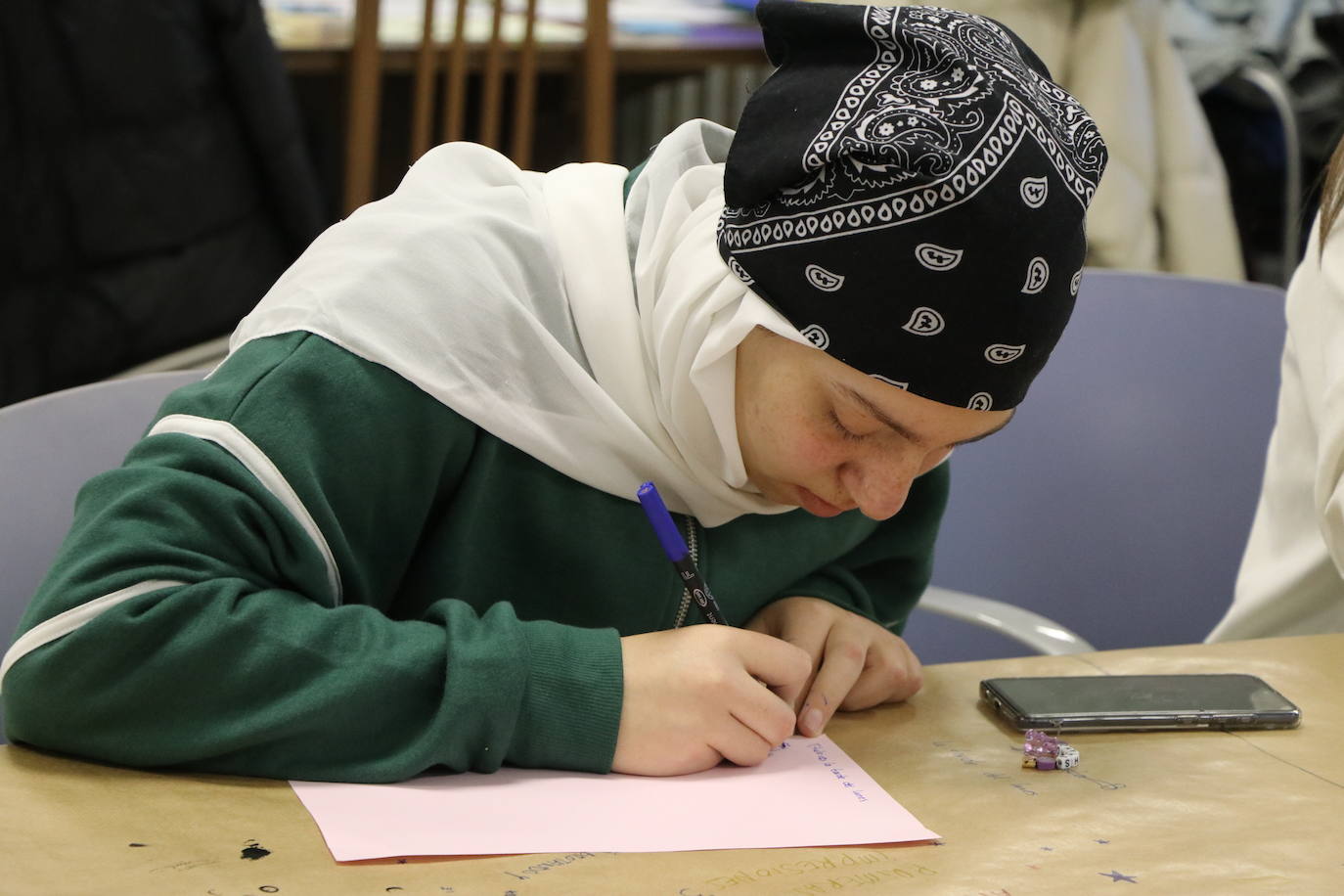 Cada lunes un heterogéneo grupo de adolescentes leoneses se reúne en torno al arte y la creatividad en un taller que busca la expresión «de lo que cada uno lleva dentro» | Espacio Mestizo nació dentro de la Fundación Juan Soñador para trabajar con menores en riesgo de exclusión social y mostrar la riqueza cultural y étnica que convive en la ciudad. 