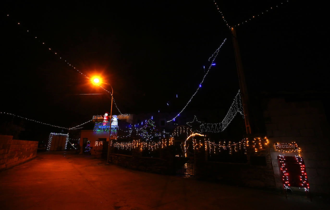 Iluminacion navideña en la localidad de San Andrés de Montejos