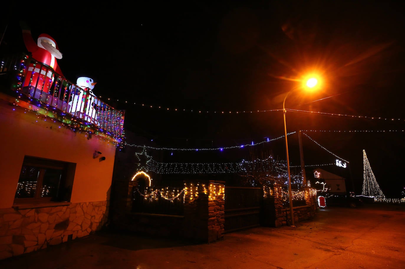 Iluminacion navideña en la localidad de San Andrés de Montejos